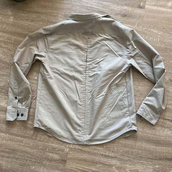 Men’s size medium off the grid button-down with conceal pocket - Picture 8 of 8